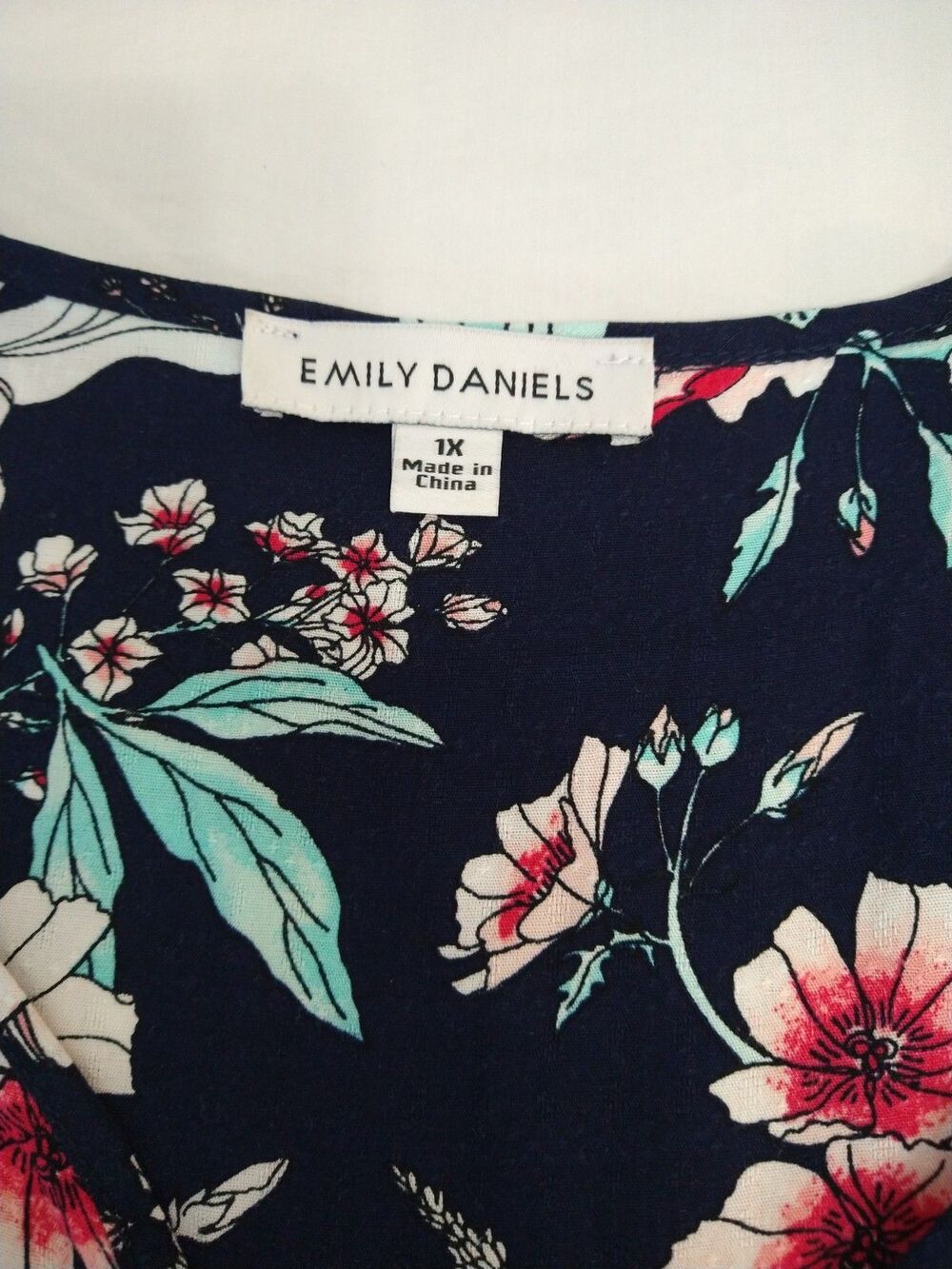 Emily Daniels Size 1X Henley Popover Blouse Roll Tab Sleeve Black Floral - Picture 4 of 9